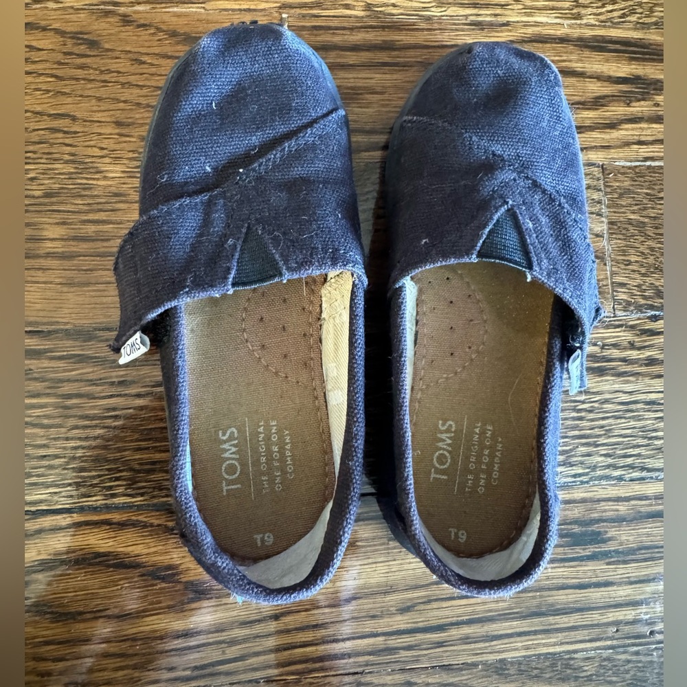 Black toms toddler size 9- good condition!